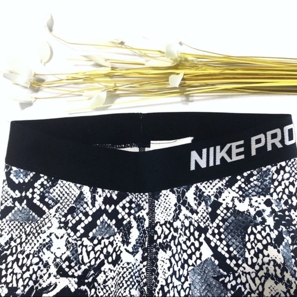 NIKE Pro Heights Vixen 3/4 Crop Tights - Picture 3 of 8